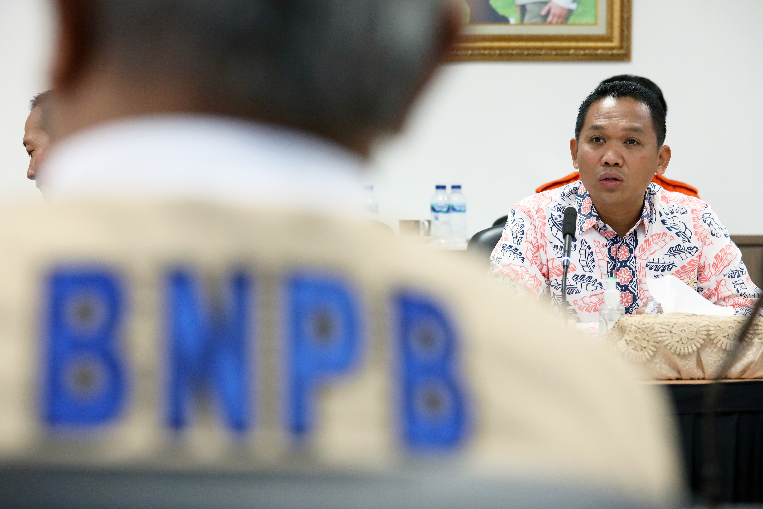 Bupati Lumajang Thoriqul Haq (kanan) menyampaikan paparan terkait perkembangan penanganan darurat bencana tanah longsor dan banjir lahar dingin gunungapi Semeru kepada BNPB di Gedung Graha BNPB, Jakarta Timur, Selasa (11/7).